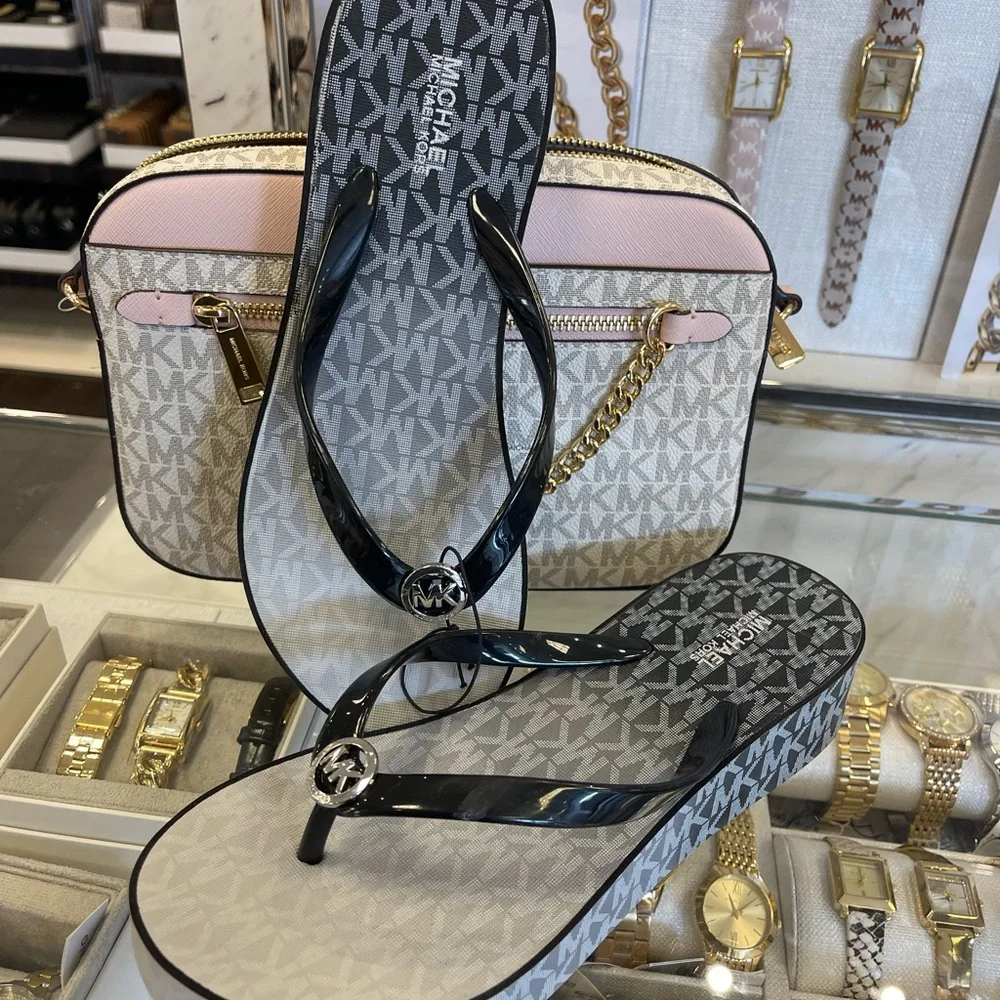 Michael Kors BEDFORD FLIP FLOP
PVC/OMBRE MK SIG
49R6BDFA1Q
Black 
NWT
Platforms - Picture 16 of 16